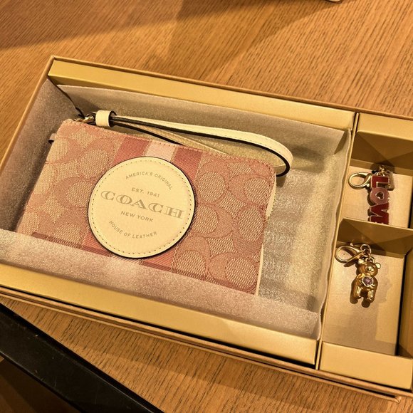 Boxed Dempsey Corner Zip Wristlet In Signature Jacquard With Coach Patch And Str - Picture 1 of 4